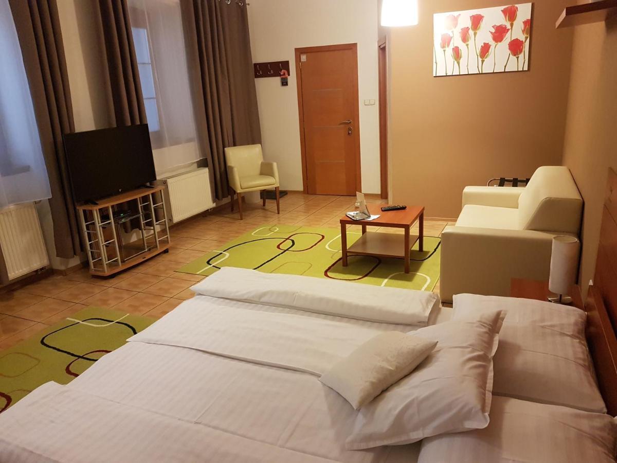 Alex Pension Prešov Esterno foto
